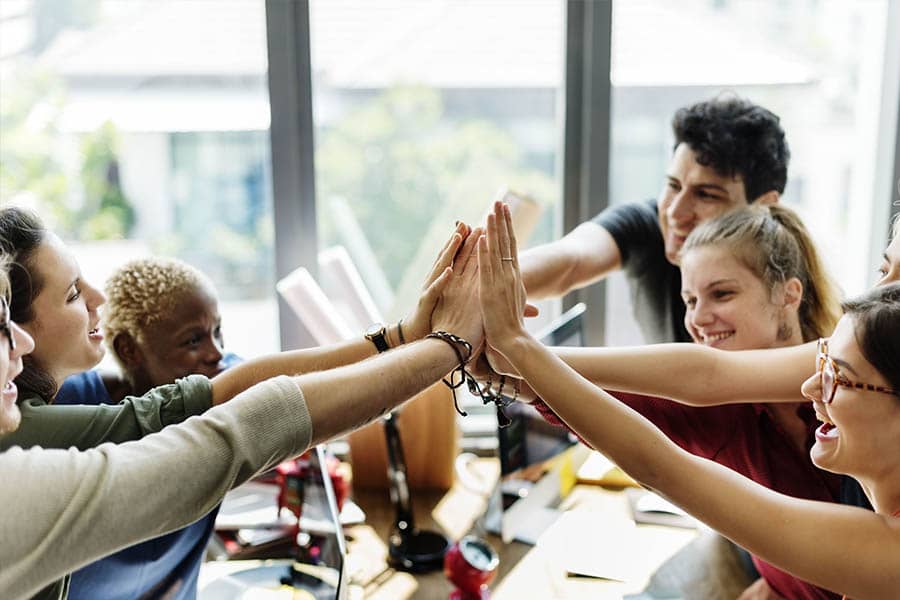 Cómo conectar con tus empleados para lograr un mayor compromiso laboral